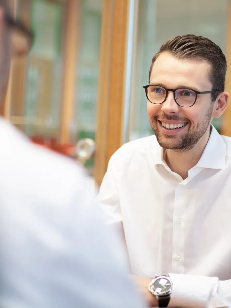 Maximilian Schulz im Gespräch mit Kunden  